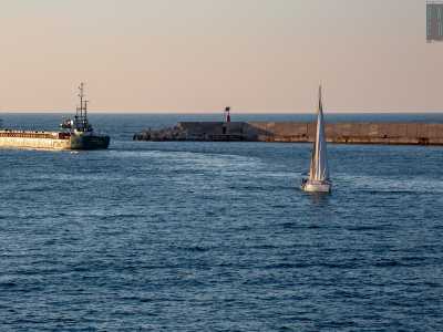 Ponendo invece gli occhi verso nord-ovest la vista � sicuramente pi� poetica, con le barche che lasciano il porto per solcare il mare aperto